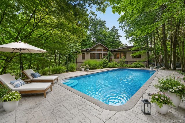 2 Catalina Court, Suffern, NY 10901