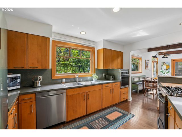 6639 Se YAMHILL Ct, Portland, OR 97215