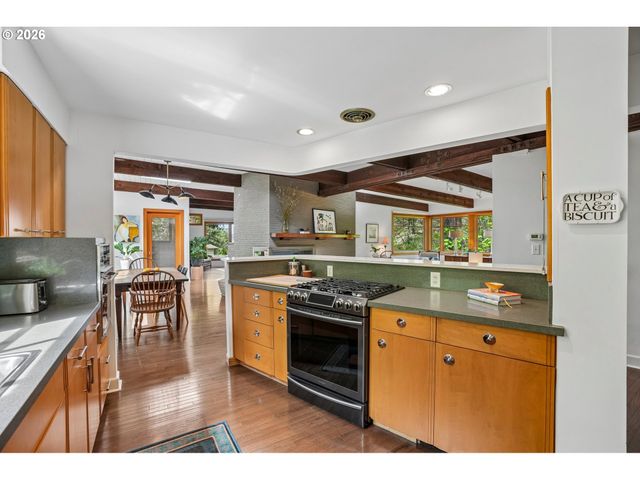 6639 Se YAMHILL Ct, Portland, OR 97215