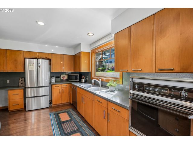 6639 Se YAMHILL Ct, Portland, OR 97215