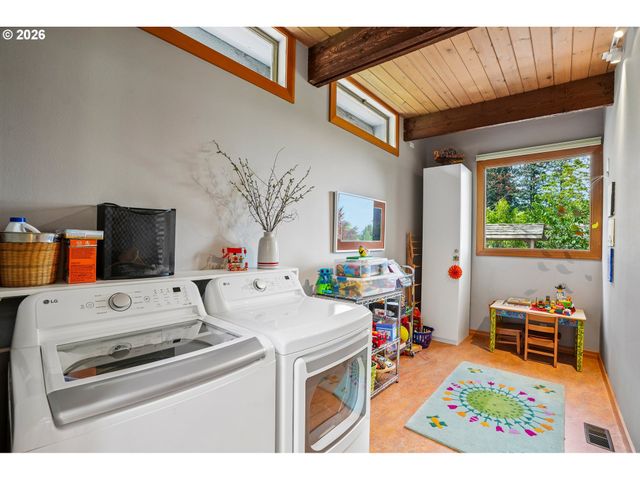 6639 Se YAMHILL Ct, Portland, OR 97215