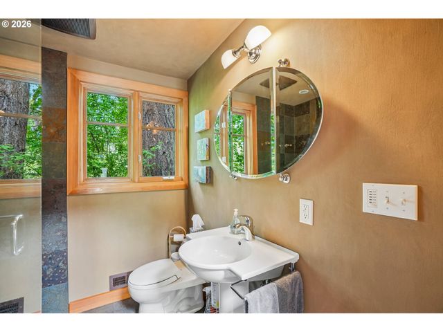 6639 Se YAMHILL Ct, Portland, OR 97215