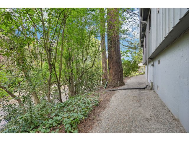 6639 Se YAMHILL Ct, Portland, OR 97215