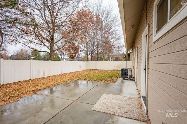 215 S Spring Lake Way, Star, ID 83669