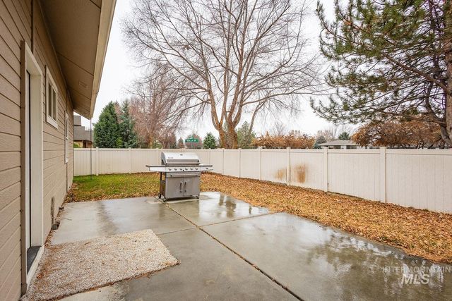 215 S Spring Lake Way, Star, ID 83669