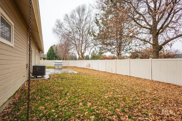 215 S Spring Lake Way, Star, ID 83669