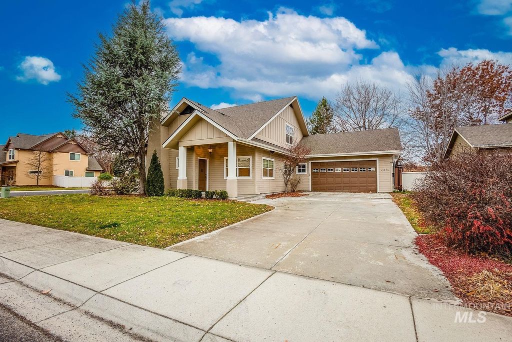 215 S Spring Lake Way, Star, ID 83669