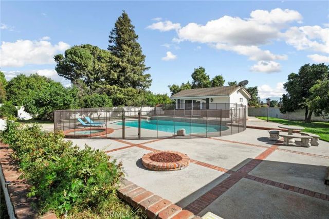 162 W Buffington, Upland, CA 91784