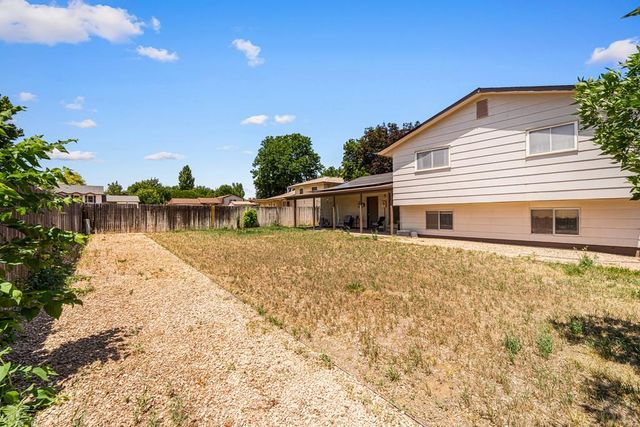 7 Emperor Ct, Pueblo, CO 81005