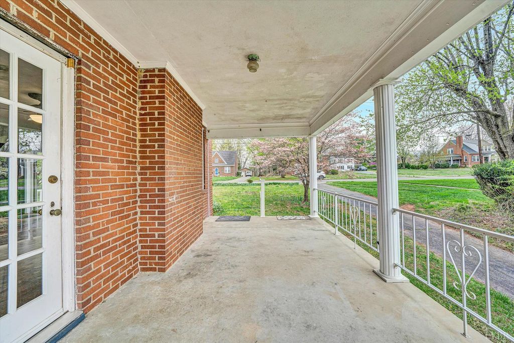 Image 10 of property listing at 539 Westview Ave Avenue, Bedford, VA 24523
