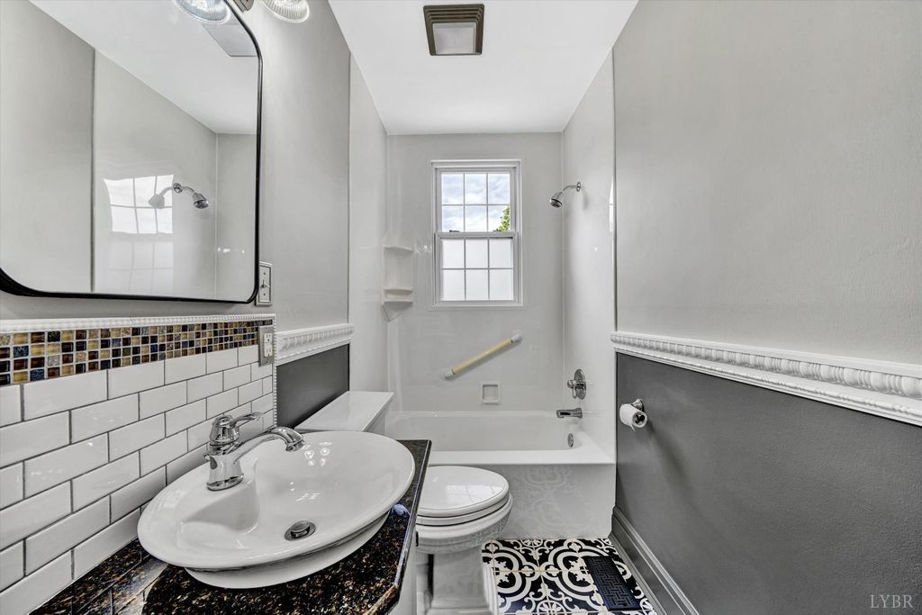 Image 14 of property listing at 539 Westview Ave Avenue, Bedford, VA 24523