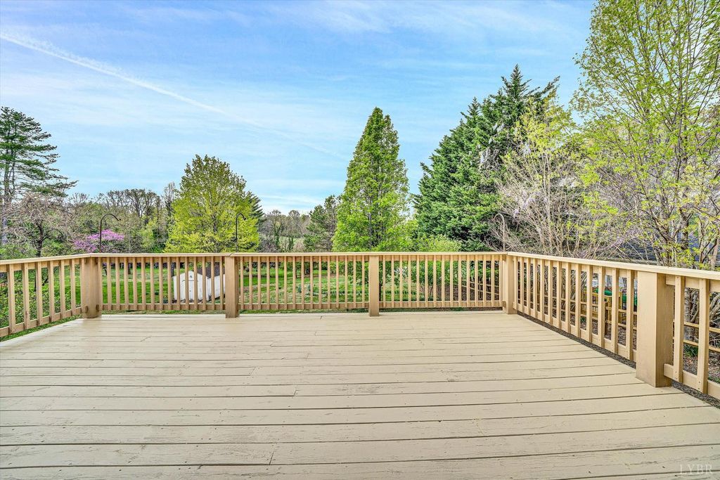 Image 15 of property listing at 539 Westview Ave Avenue, Bedford, VA 24523