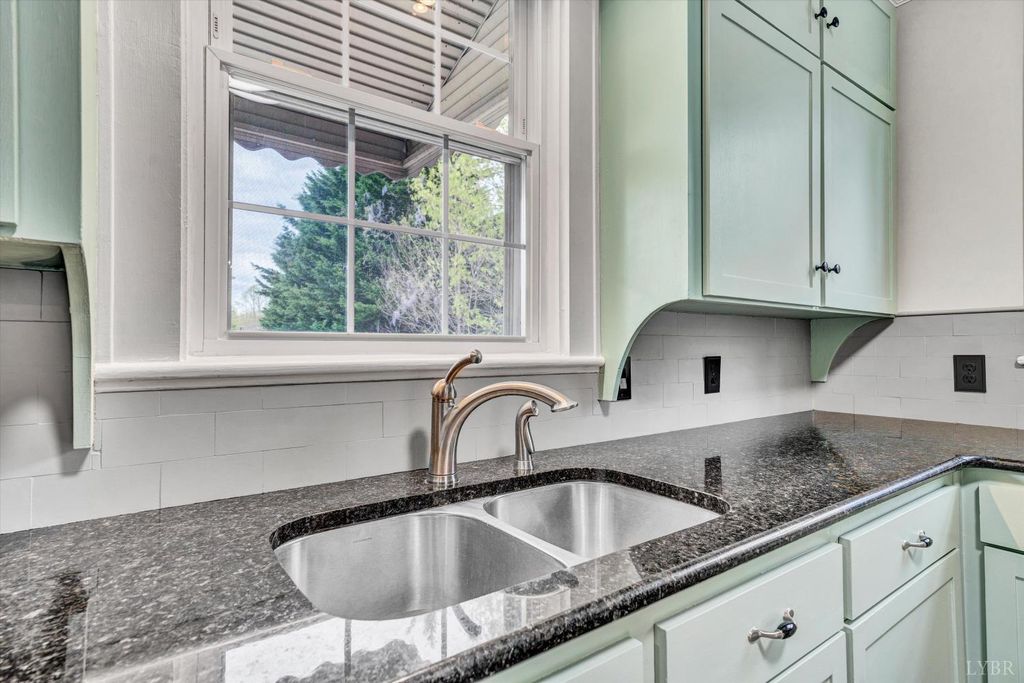 Image 18 of property listing at 539 Westview Ave Avenue, Bedford, VA 24523