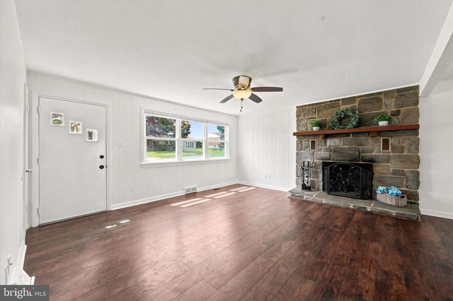 112 TILLMAN LN, Aston, PA 19014