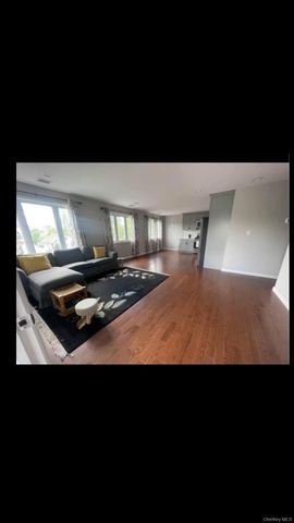 84 Commonwealth Avenue, Merrick, NY 11566