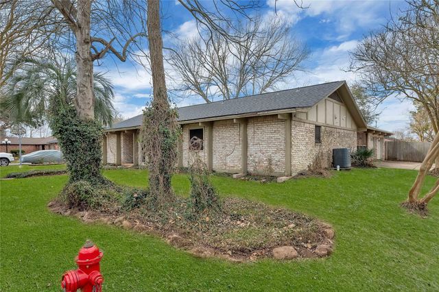 4004 Briarglen Drive, Dickinson, TX 77539