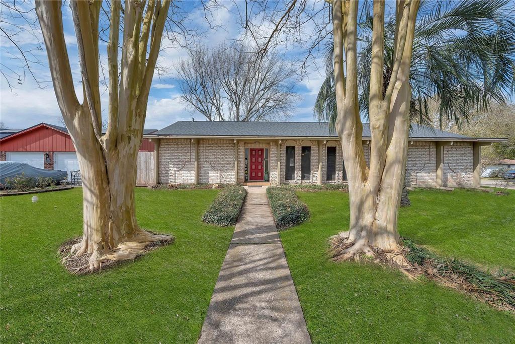 4004 Briarglen Drive, Dickinson, TX 77539