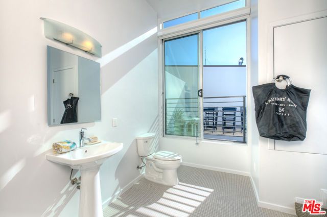 4151 Redwood Avenue 207, Los Angeles, CA 90066