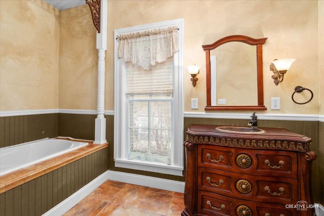 21 N Lincoln Street, Batavia, IL 60510