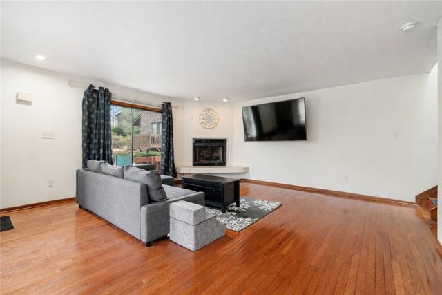 420 Spring Run Dr, Monroeville, PA 15146