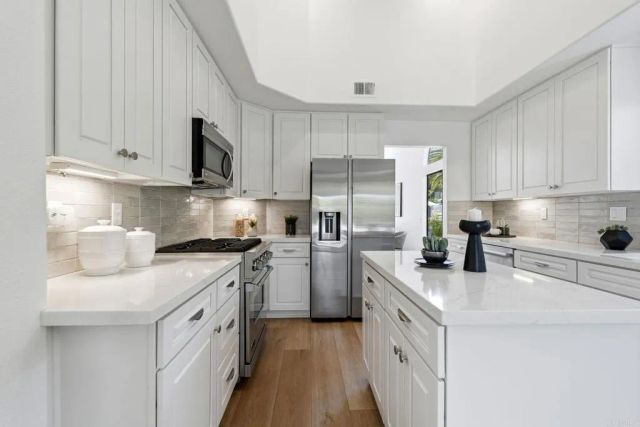 630 Poinsettia Park North, Encinitas, CA 92024