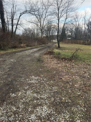 5854 Cutten Avenue, North Lawrence, OH 44666