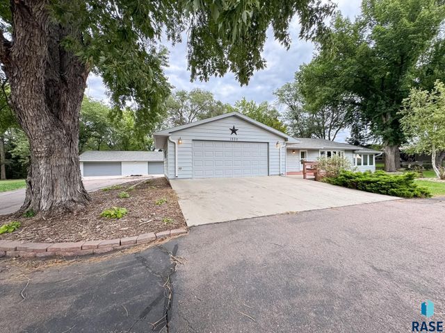 1220 W 23rd St Street, Mitchell, SD 57301