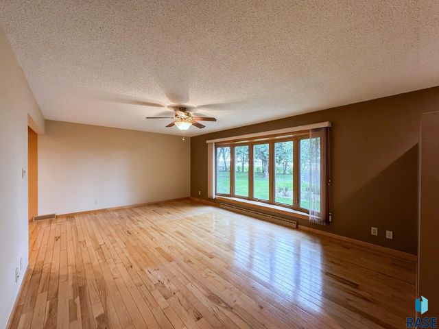 1220 W 23rd St Street, Mitchell, SD 57301