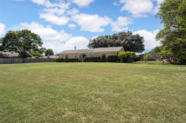 749 Castleman Creek Road, Hewitt, TX 76643