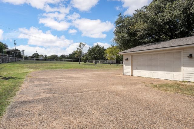 749 Castleman Creek Road, Hewitt, TX 76643
