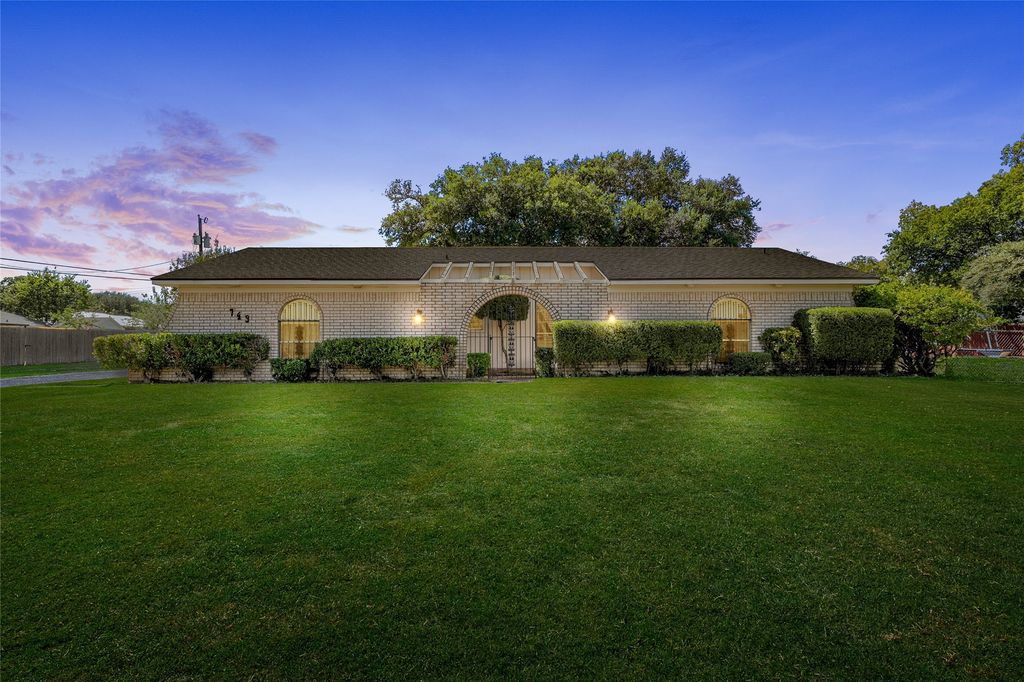 749 Castleman Creek Road, Hewitt, TX 76643