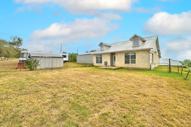 127 Klbj RD, Smithville, TX 78957
