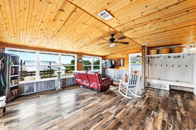 127 Klbj RD, Smithville, TX 78957