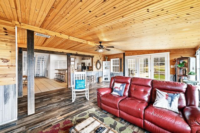 127 Klbj RD, Smithville, TX 78957