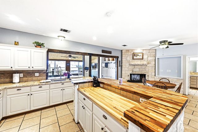 127 Klbj RD, Smithville, TX 78957