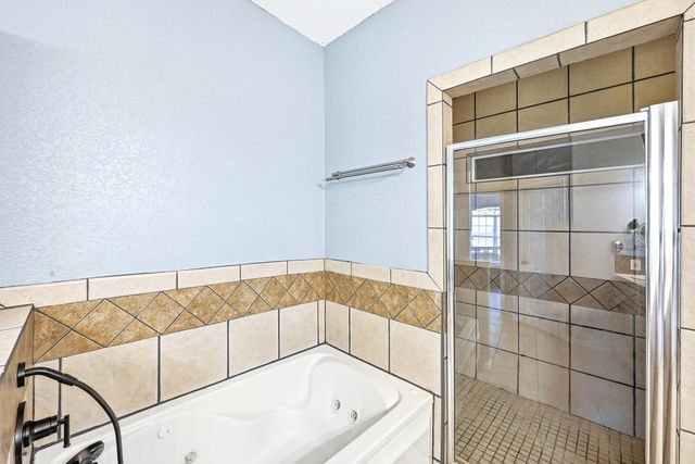 127 Klbj RD, Smithville, TX 78957