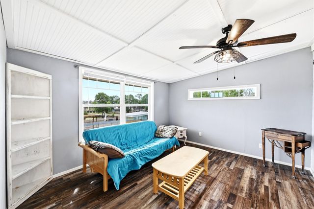 127 Klbj RD, Smithville, TX 78957