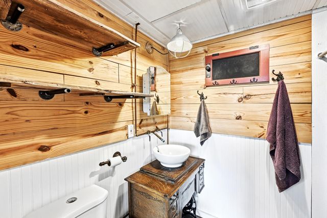 127 Klbj RD, Smithville, TX 78957