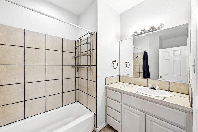 127 Klbj RD, Smithville, TX 78957