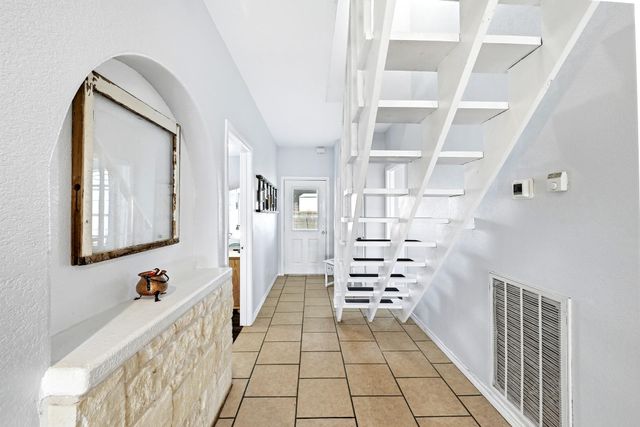 127 Klbj RD, Smithville, TX 78957