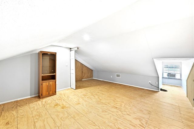 127 Klbj RD, Smithville, TX 78957