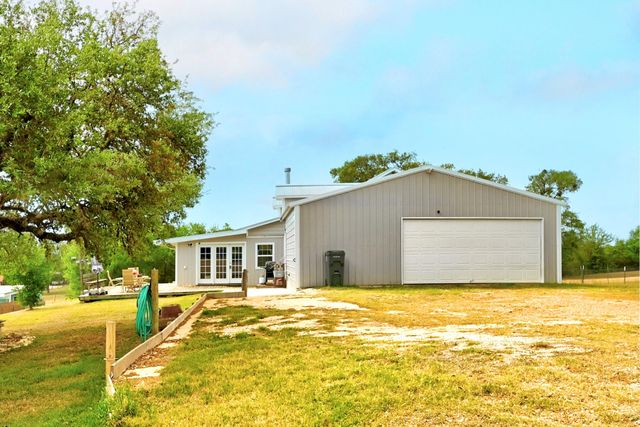 127 Klbj RD, Smithville, TX 78957