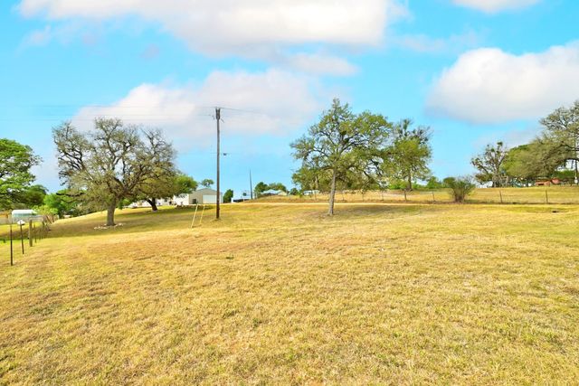 127 Klbj RD, Smithville, TX 78957