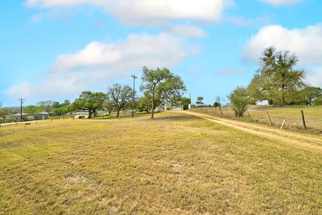 127 Klbj RD, Smithville, TX 78957