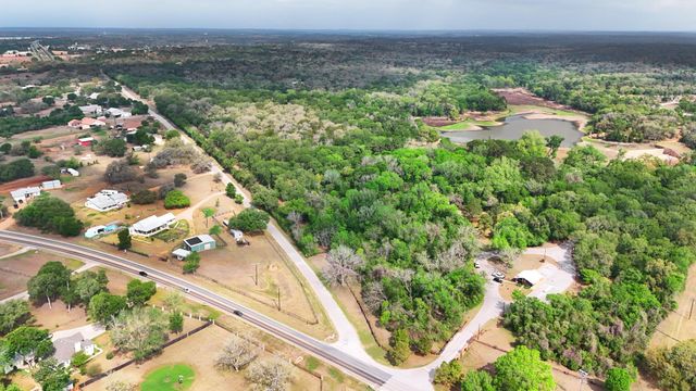 127 Klbj RD, Smithville, TX 78957