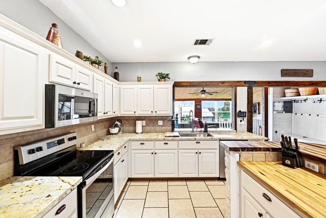 127 Klbj RD, Smithville, TX 78957