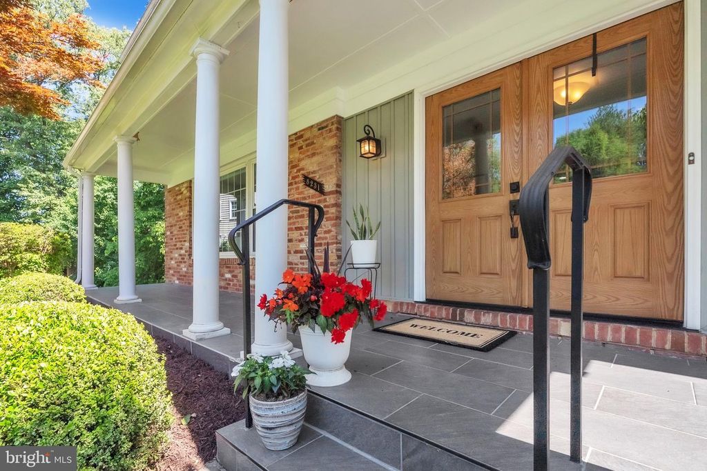 Image 4 of property listing at 8231 INVERNESS HOLLOW TER, Potomac, MD 20854