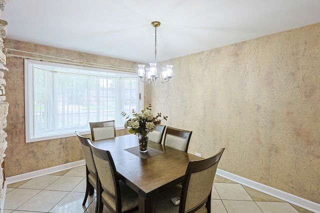 1431 Maple Lane, Elgin, IL 60123