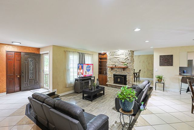 1431 Maple Lane, Elgin, IL 60123