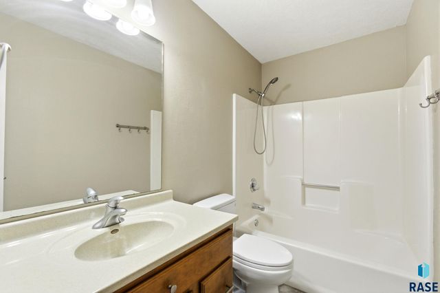 3304 S Steven Cir Circle, Sioux Falls, SD 57106